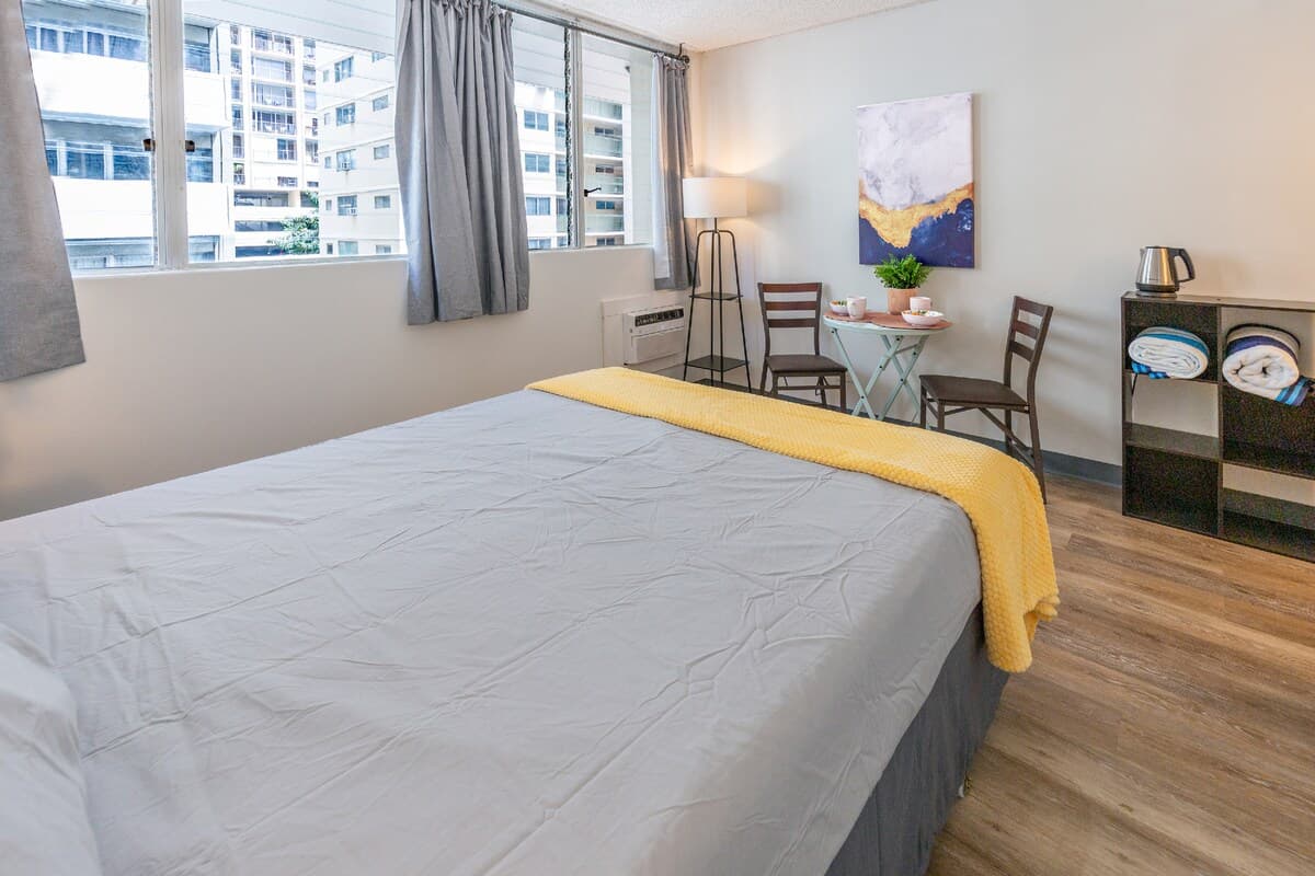 Condo in Honolulu · ★4.66 · Studio · 1 bed · 1 private bath - Photo 2