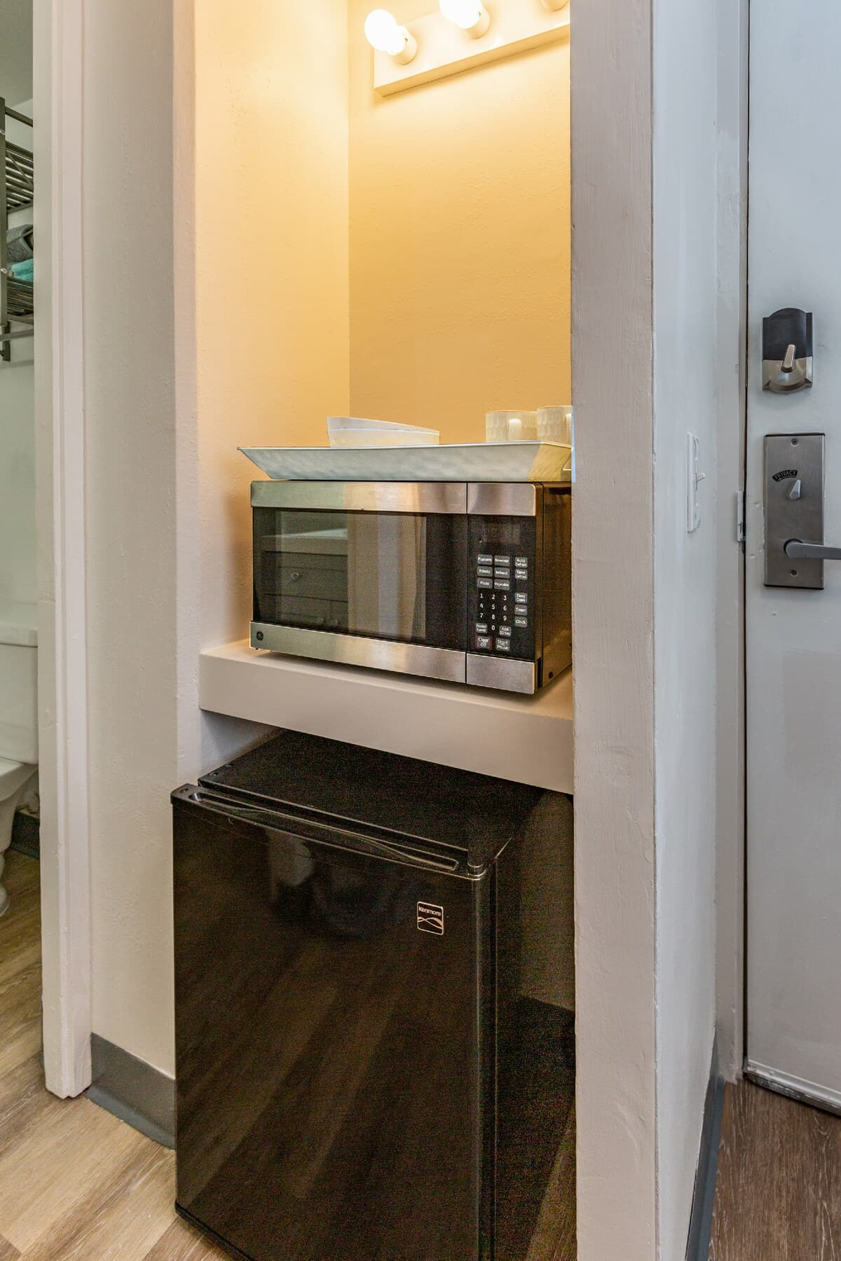 Condo in Honolulu · ★4.66 · Studio · 1 bed · 1 private bath - Photo 3