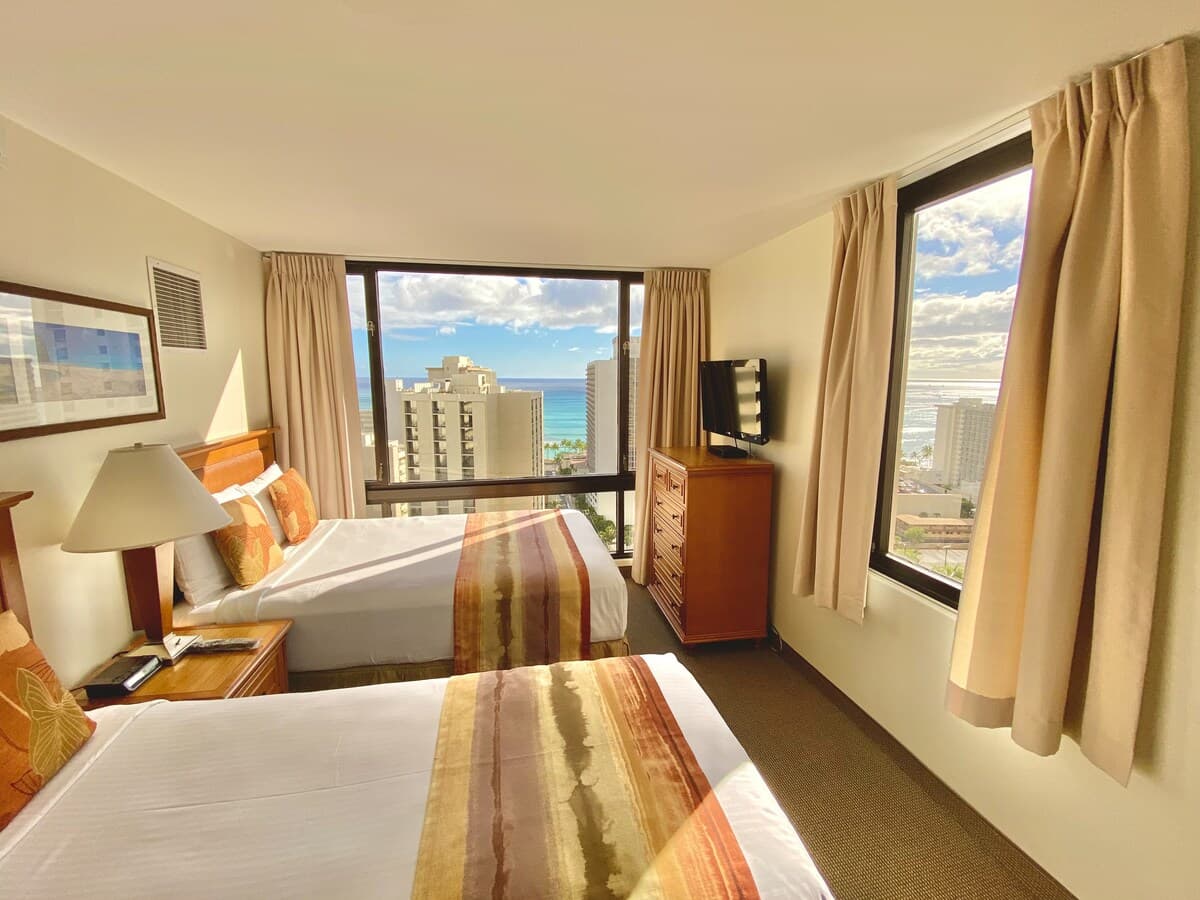 Condo in Honolulu · ★4.68 · 1 bedroom · 3 beds · 1 private bath - Photo 4