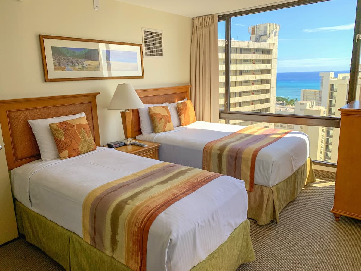 Condo in Honolulu · ★4.68 · 1 bedroom · 3 beds · 1 private bath - Photo 5