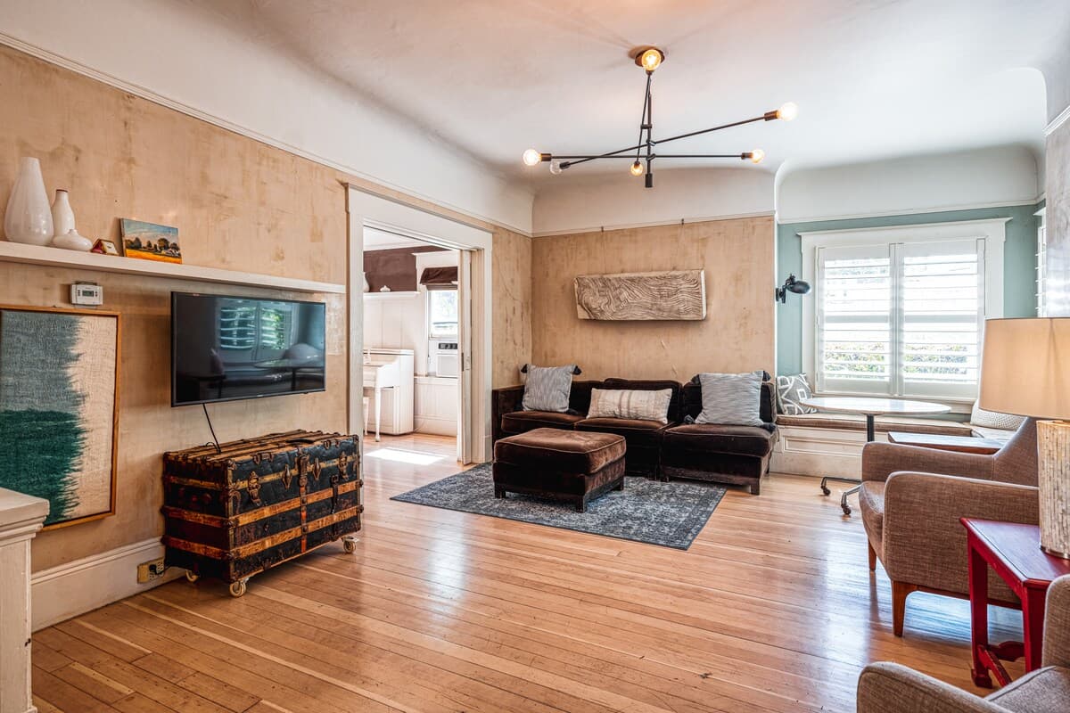 Historic Victorian Farmhouse, Modern Comfort - Photo 4