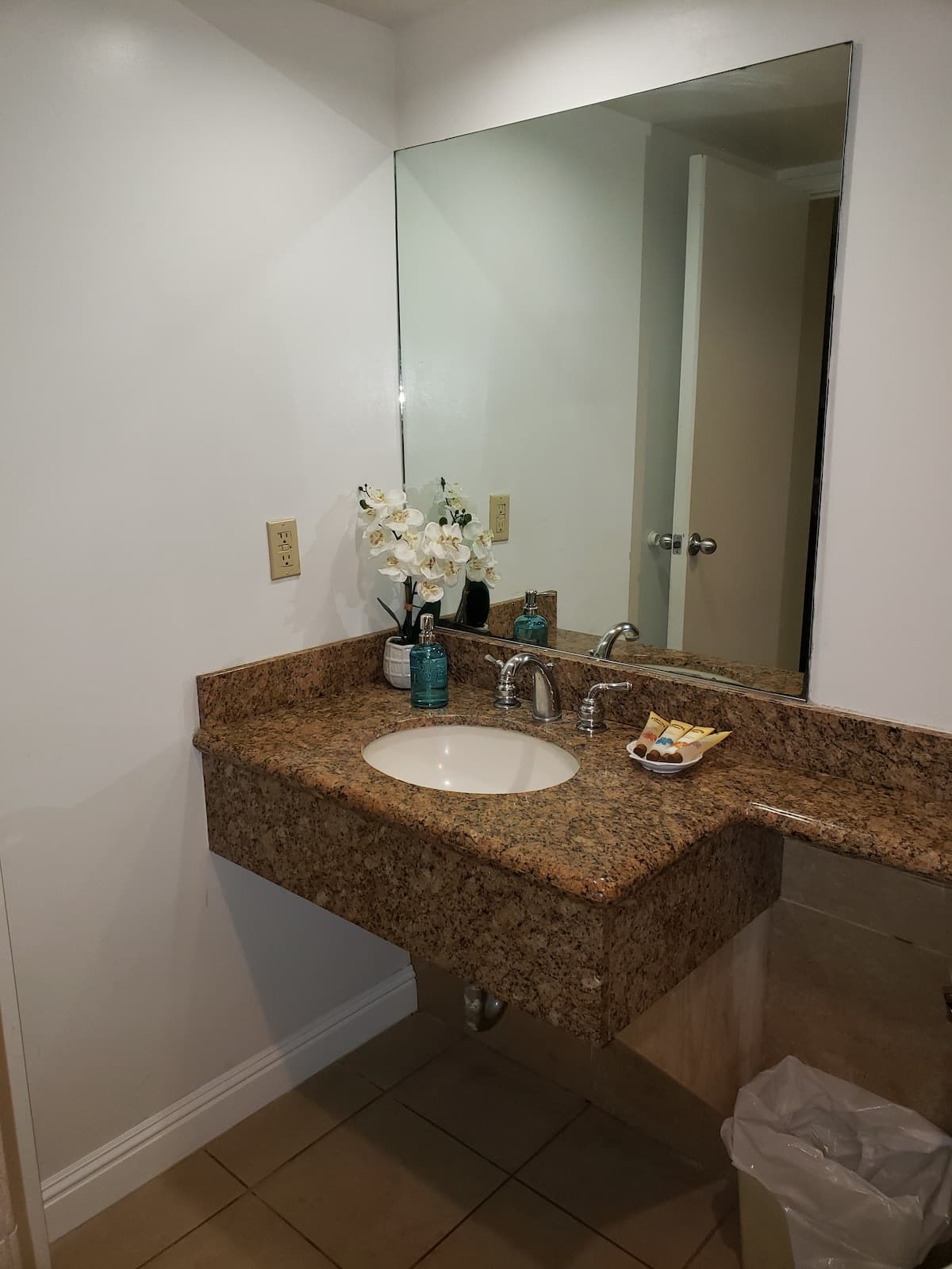 Condo in Honolulu · ★4.76 · Studio · 2 beds · 1 bath - Photo 2