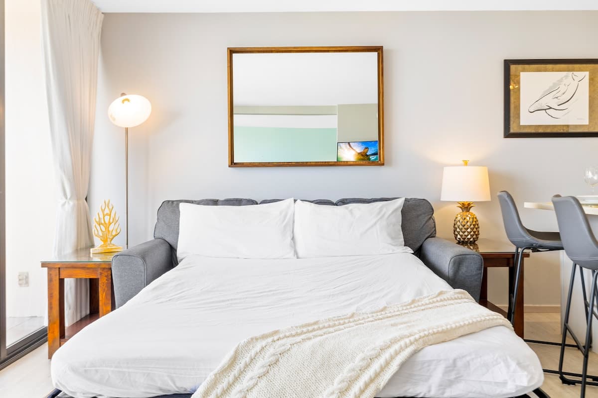 Condo in Honolulu · ★4.91 · 1 bedroom · 2 beds · 1 private bath - Photo 1