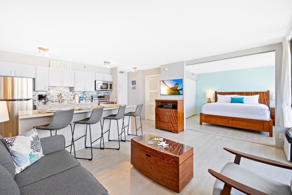 Condo in Honolulu · ★4.91 · 1 bedroom · 2 beds · 1 private bath - Photo 4