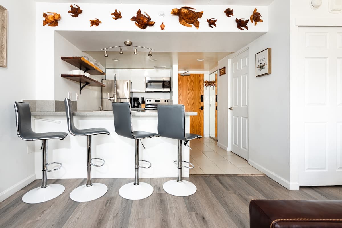 Condo in Honolulu · ★4.94 · 1 bedroom · 2 beds · 1 private bath - Photo 5