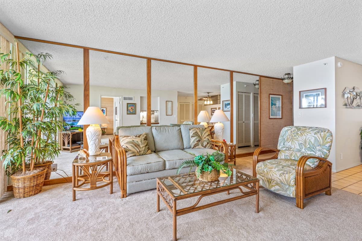 Condo in Lahaina · ★4.83 · 1 bedroom · 2 beds · 1 bath - Photo 2