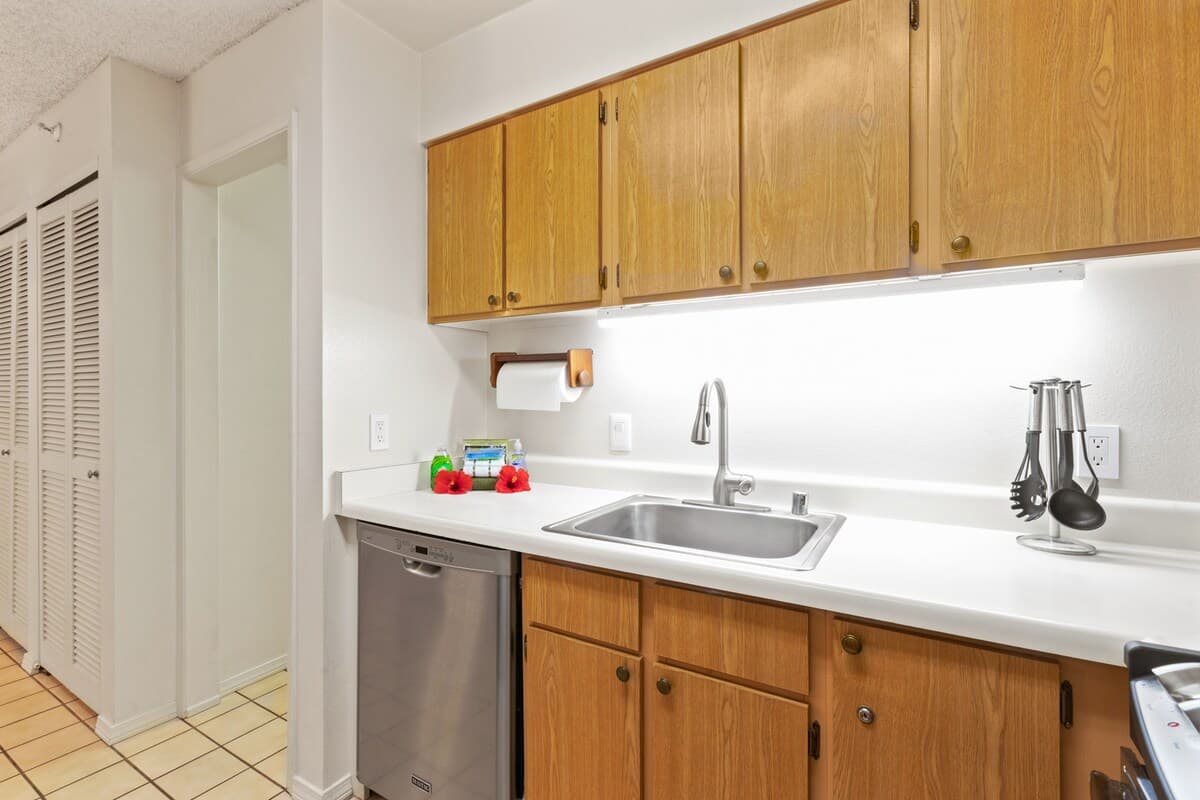Condo in Lahaina · ★4.83 · 1 bedroom · 2 beds · 1 bath - Photo 5