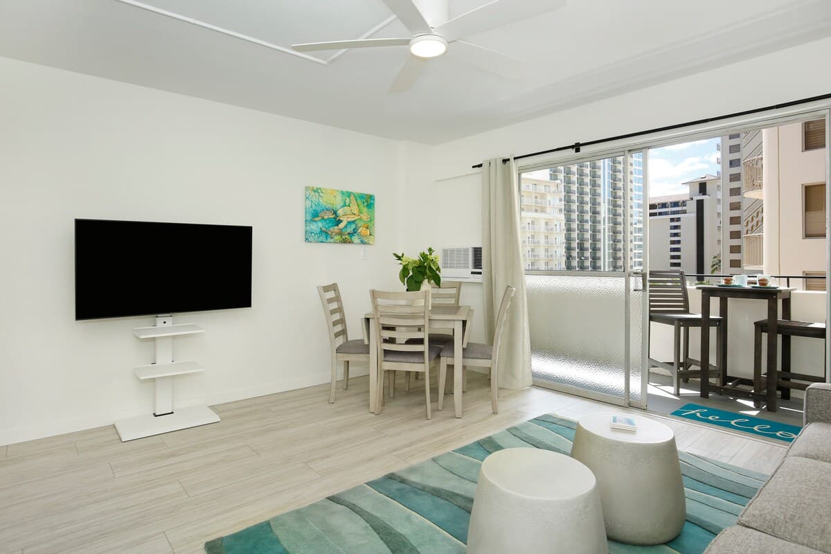 Condo in Honolulu · ★4.74 · 1 bedroom · 2 beds · 1 private bath - Photo 5