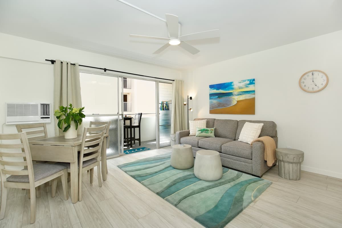 Condo in Honolulu · ★4.74 · 1 bedroom · 2 beds · 1 private bath - Photo 2