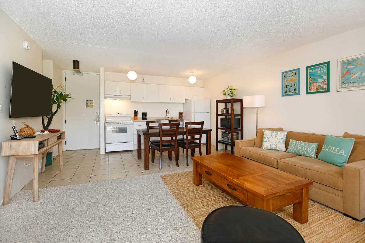 Condo in Honolulu · ★4.76 · 1 bedroom · 3 beds · 1 private bath - Photo 1
