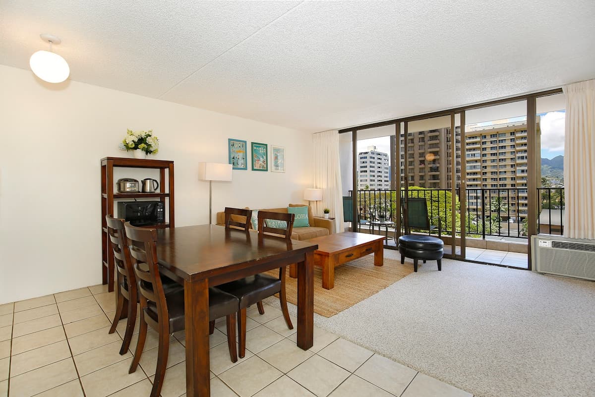 Condo in Honolulu · ★4.76 · 1 bedroom · 3 beds · 1 private bath - Photo 4