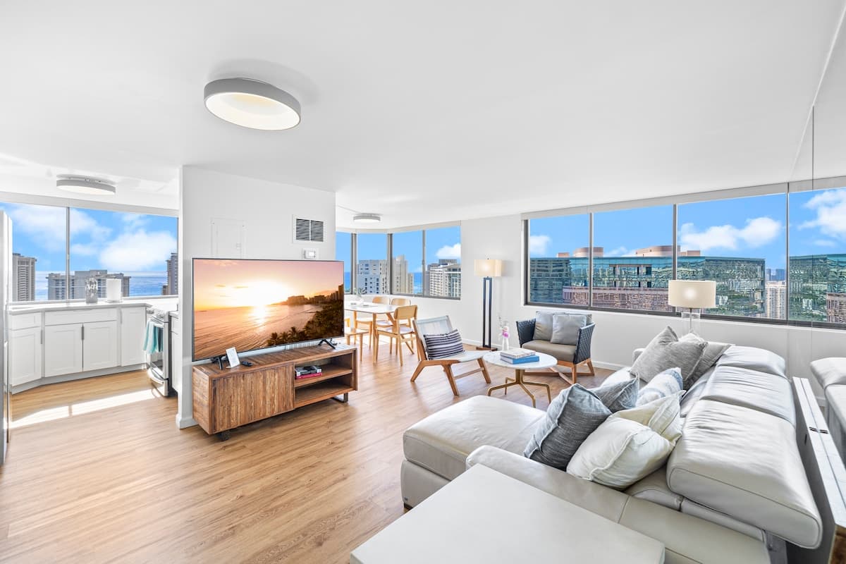 Condo in Honolulu · ★4.94 · 2 bedrooms · 4 beds · 2 private baths - Photo 5