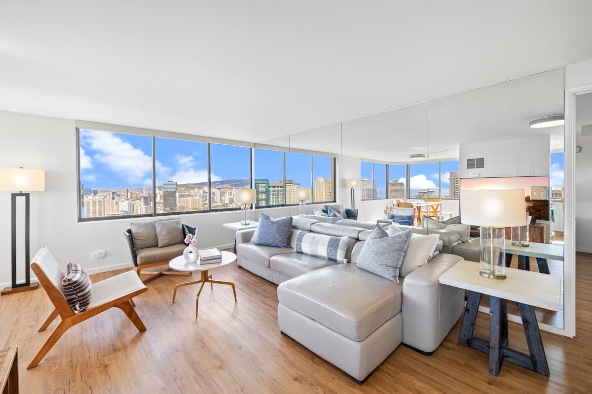 Condo in Honolulu · ★4.94 · 2 bedrooms · 4 beds · 2 private baths - Photo 4