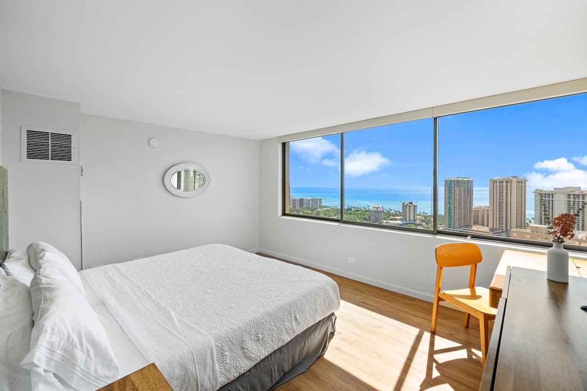 Condo in Honolulu · ★4.94 · 2 bedrooms · 4 beds · 2 private baths - Photo 3