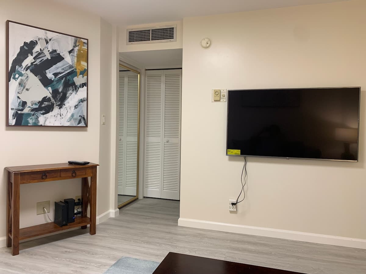 Condo in Honolulu · ★4.96 · 1 bedroom · 2 beds · 1 private bath - Photo 5