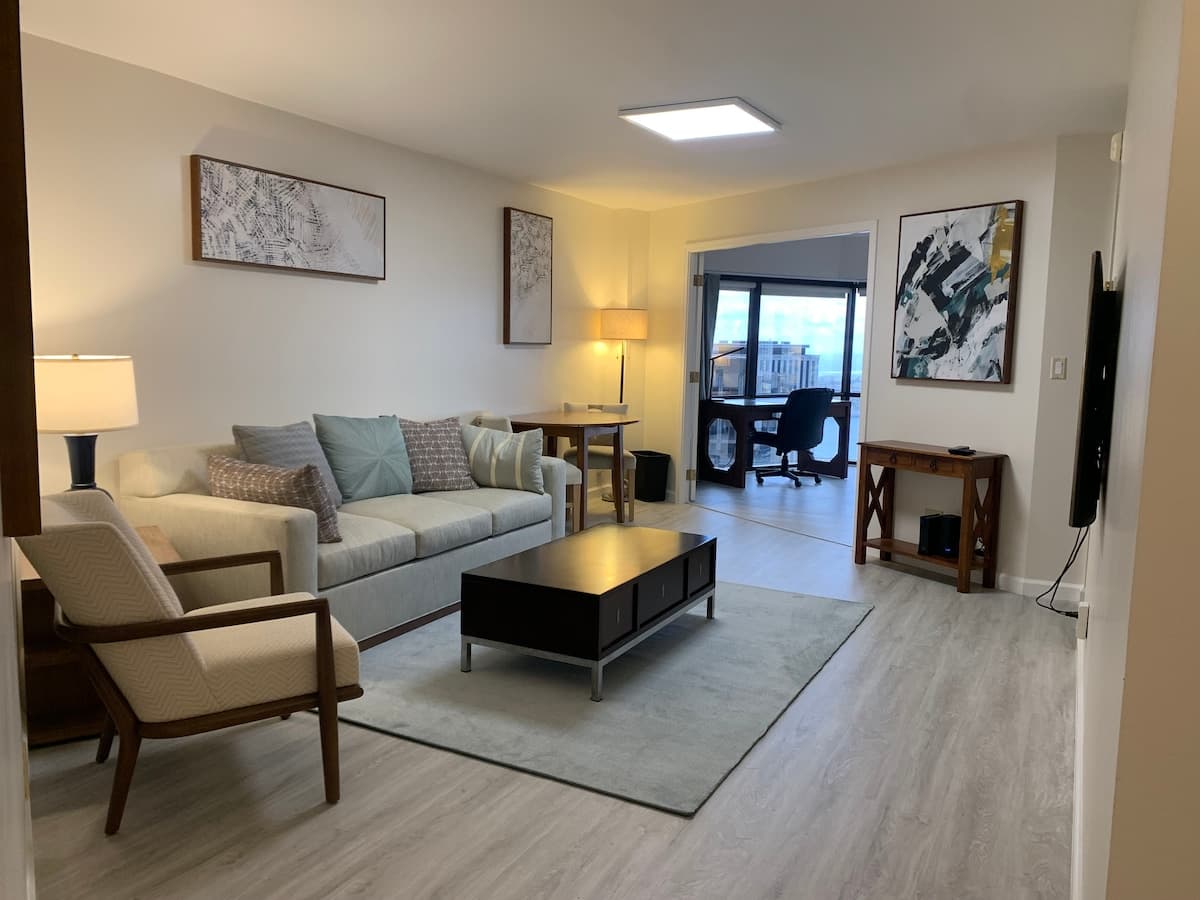 Condo in Honolulu · ★4.96 · 1 bedroom · 2 beds · 1 private bath - Photo 1