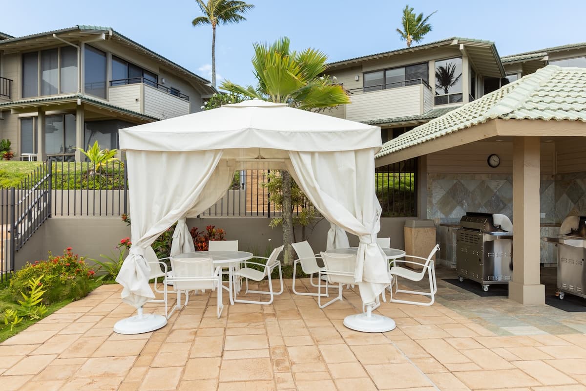 Condo in Lahaina · ★4.92 · 1 bedroom · 2 beds · 1 bath - Photo 2