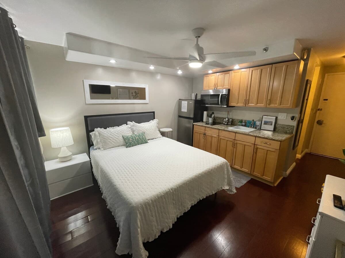 Condo in Honolulu · ★4.82 · Studio · 1 bed · 1 private bath - Photo 1