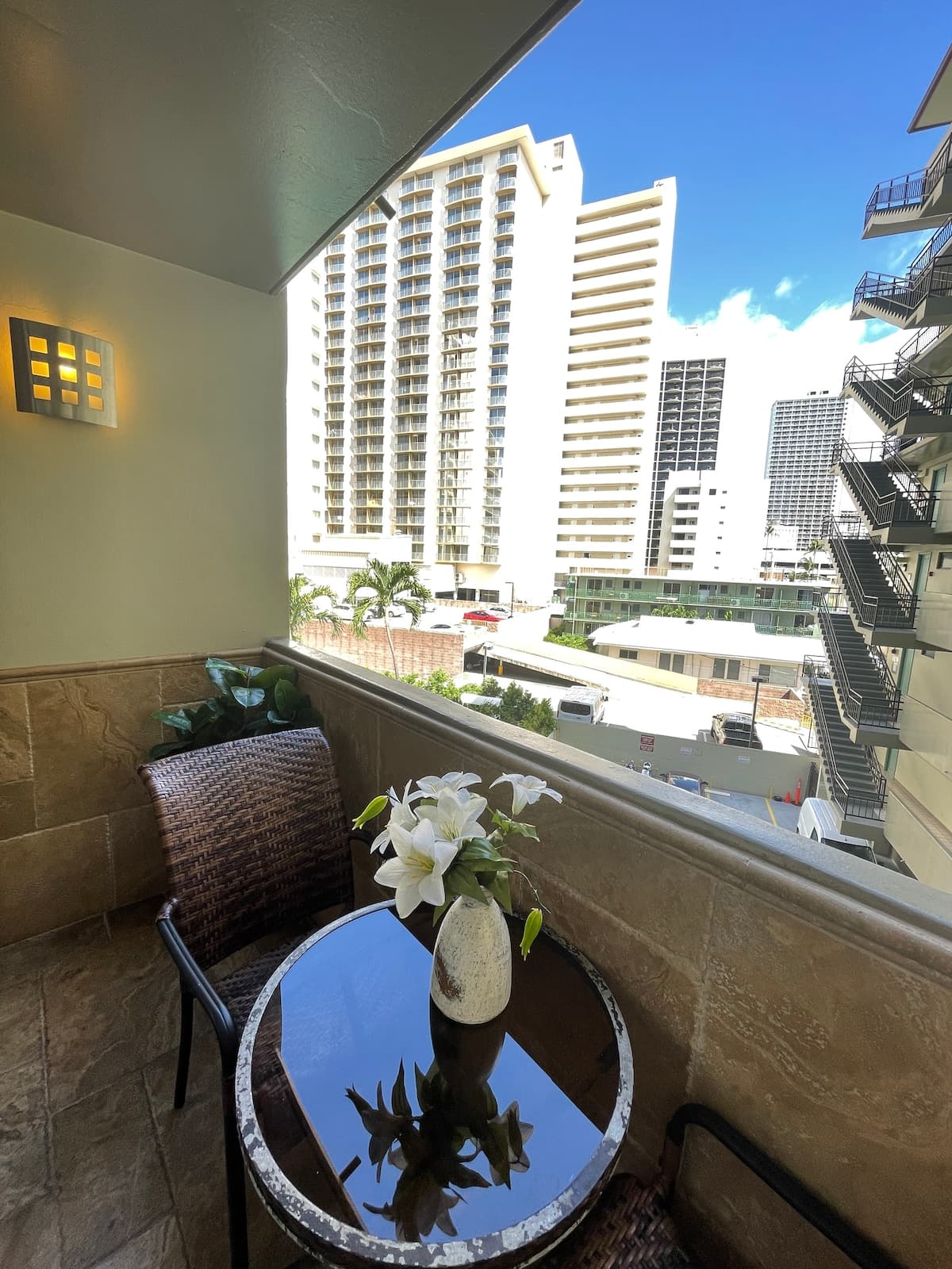 Condo in Honolulu · ★4.82 · Studio · 1 bed · 1 private bath - Photo 5