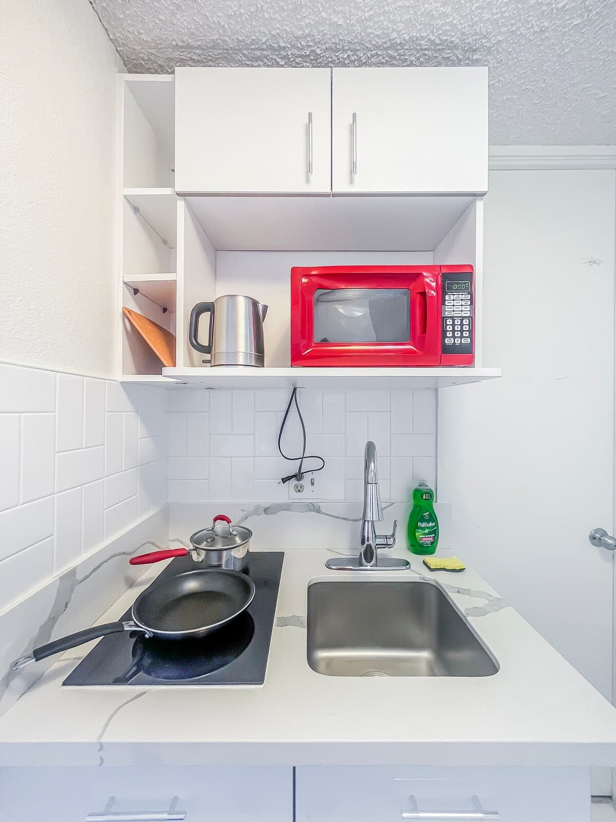 Condo in Honolulu · ★4.74 · Studio · 2 beds · 1 private bath - Photo 4