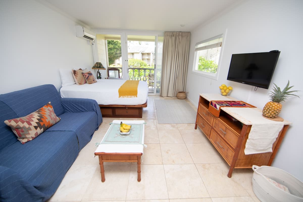 Condo in Kapaa · ★4.98 · 1 bedroom · 2 beds · 1 private bath - Photo 4