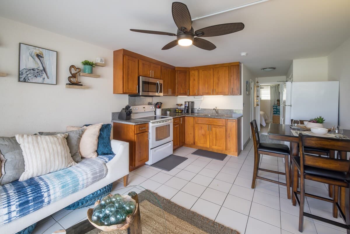 1/1 Condo w/lanai 7min walk to beach 24/7security - Photo 4
