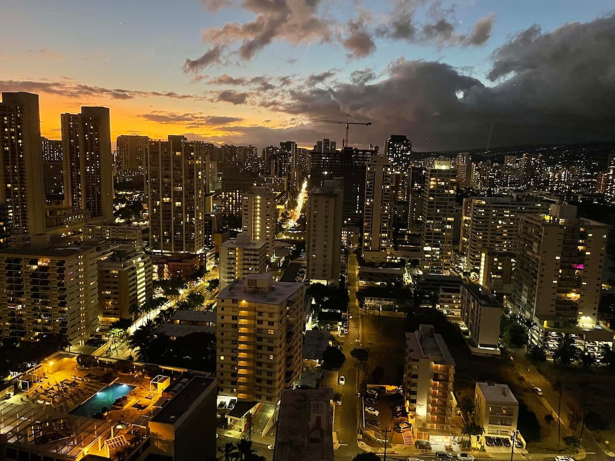 Condo in Honolulu · ★4.85 · 1 bedroom · 3 beds · 1 private bath - Photo 5