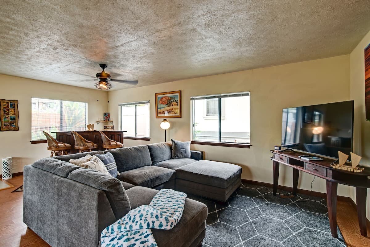 Home in Hilo · ★4.94 · 3 bedrooms · 3 beds · 2 private baths - Photo 4