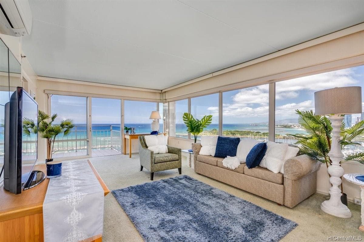 Condo in Honolulu · ★4.7 · 2 bedrooms · 4 beds · 2 private baths - Photo 5