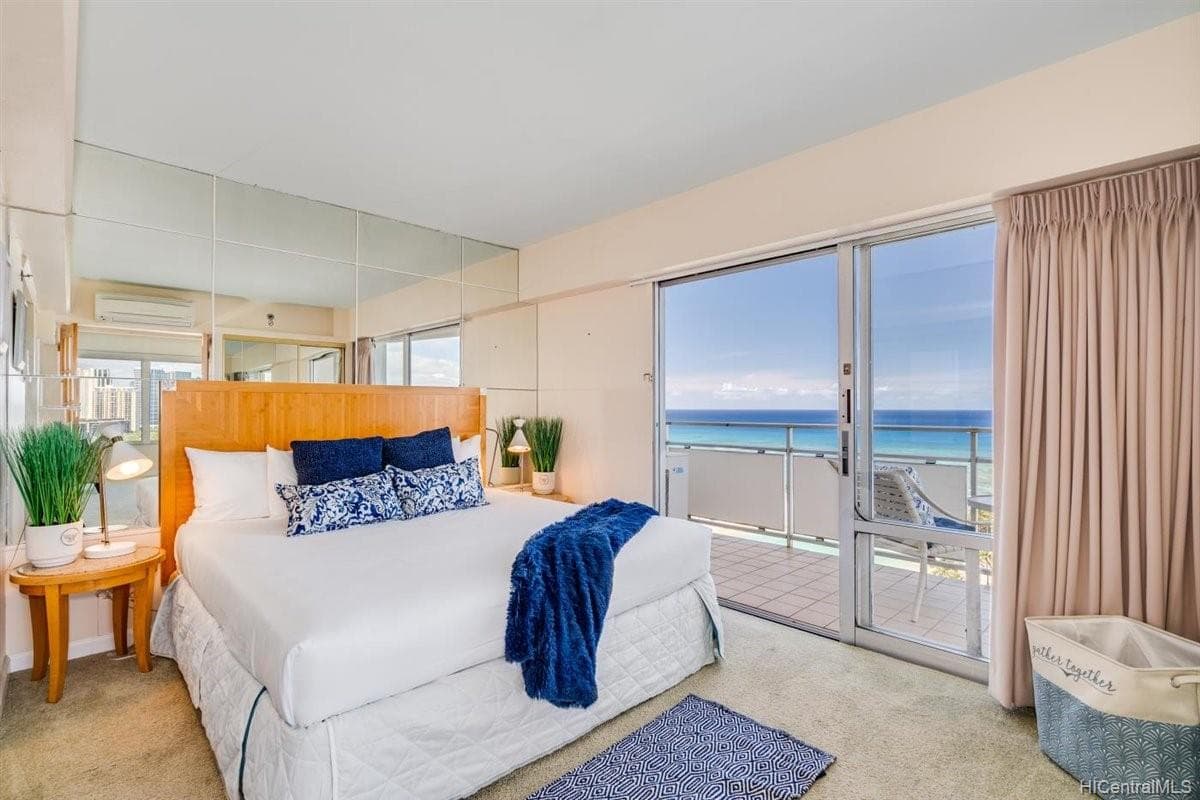 Condo in Honolulu · ★4.7 · 2 bedrooms · 4 beds · 2 private baths - Photo 2