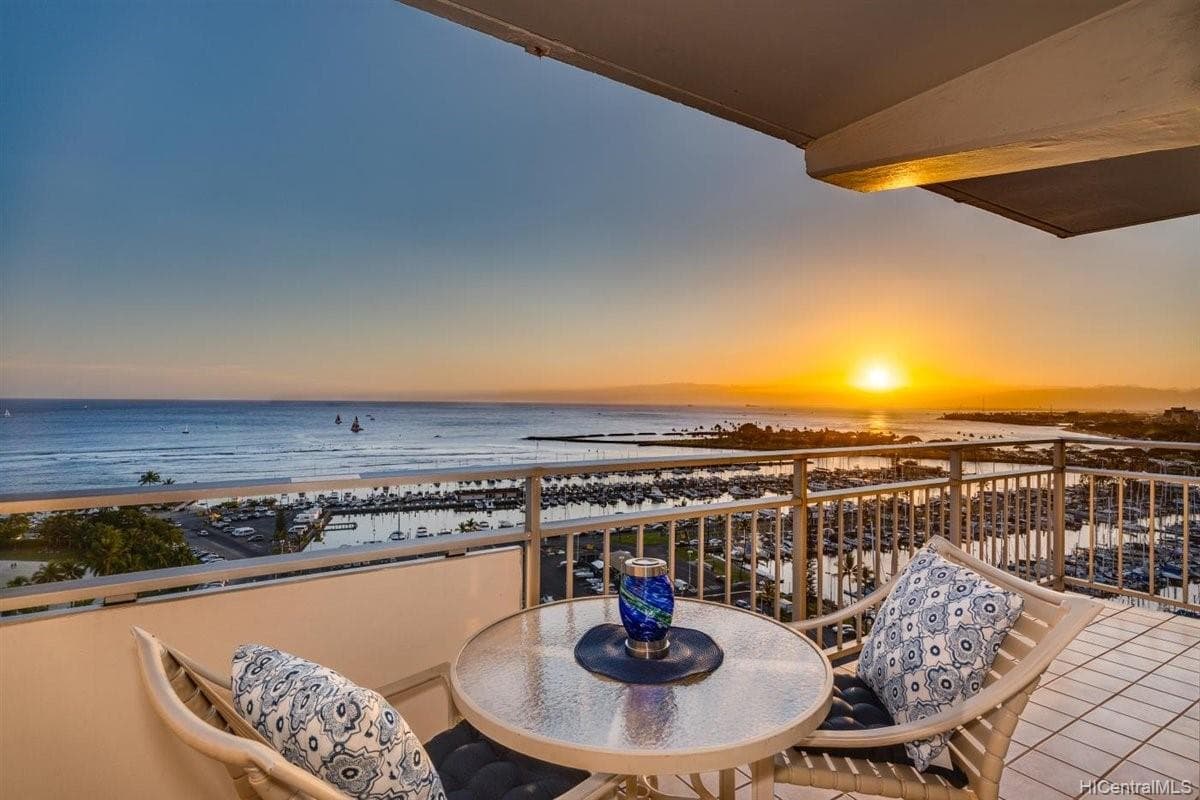 Condo in Honolulu · ★4.7 · 2 bedrooms · 4 beds · 2 private baths - Photo 4