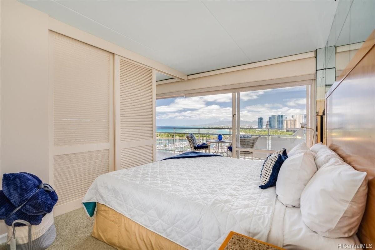 Condo in Honolulu · ★4.7 · 2 bedrooms · 4 beds · 2 private baths - Photo 1