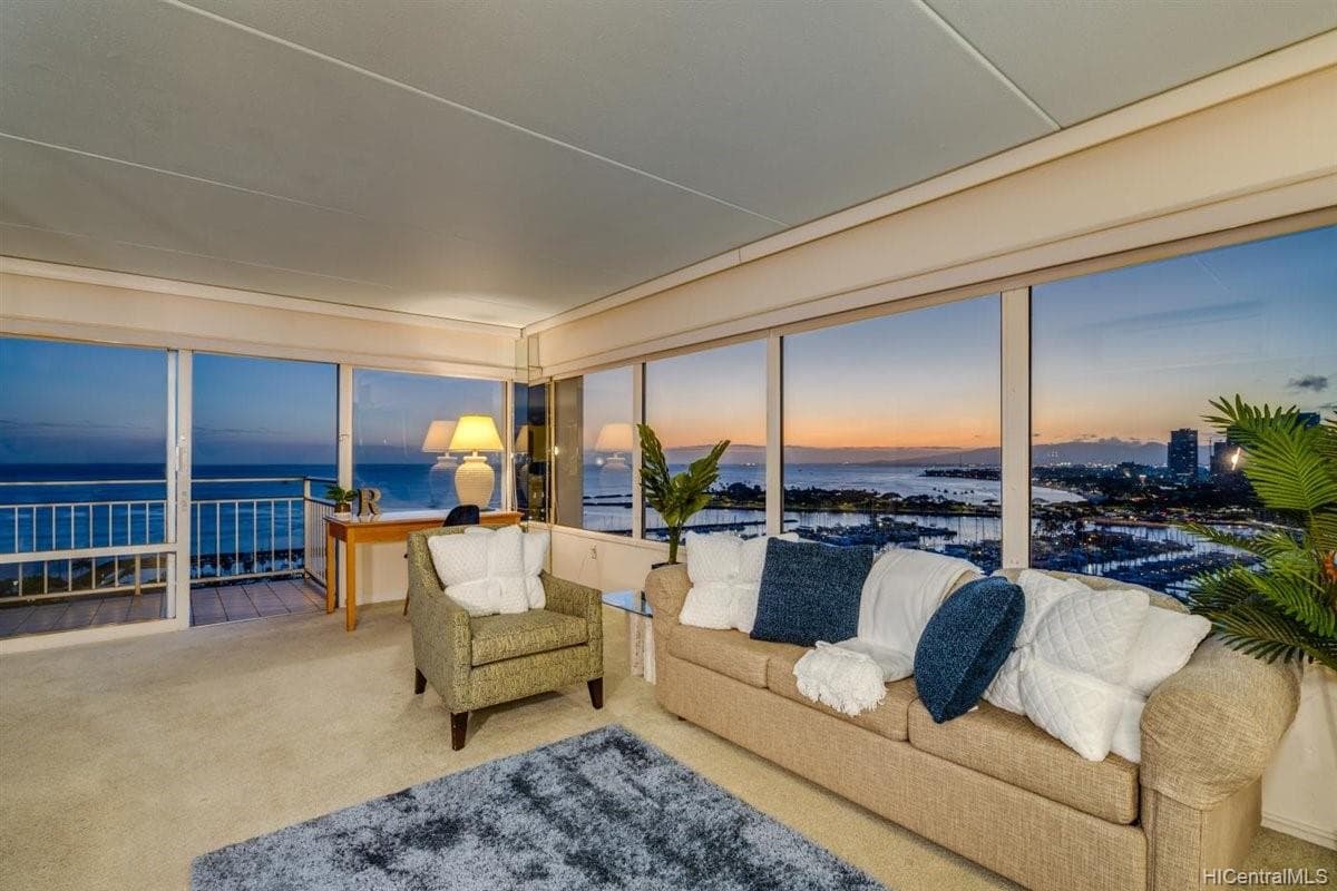 Condo in Honolulu · ★4.7 · 2 bedrooms · 4 beds · 2 private baths - Photo 3