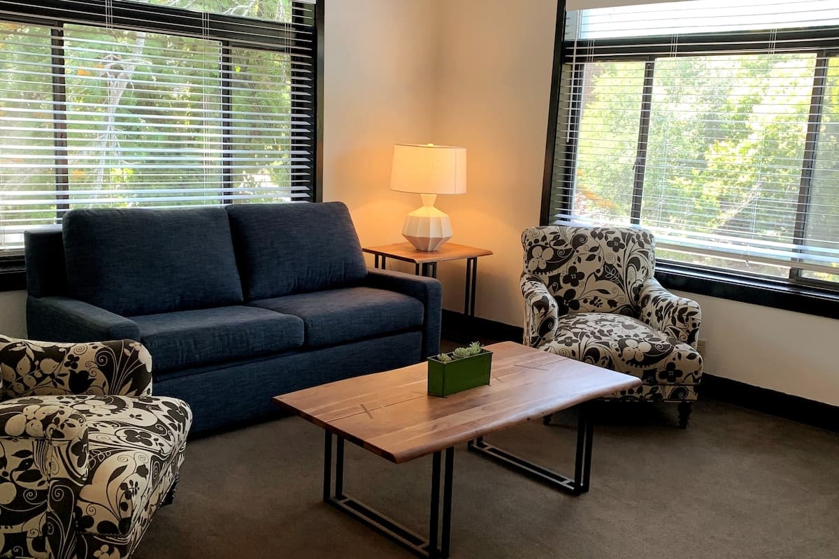 2 Bedroom Apartment, 1 Block from downtown - Photo 1