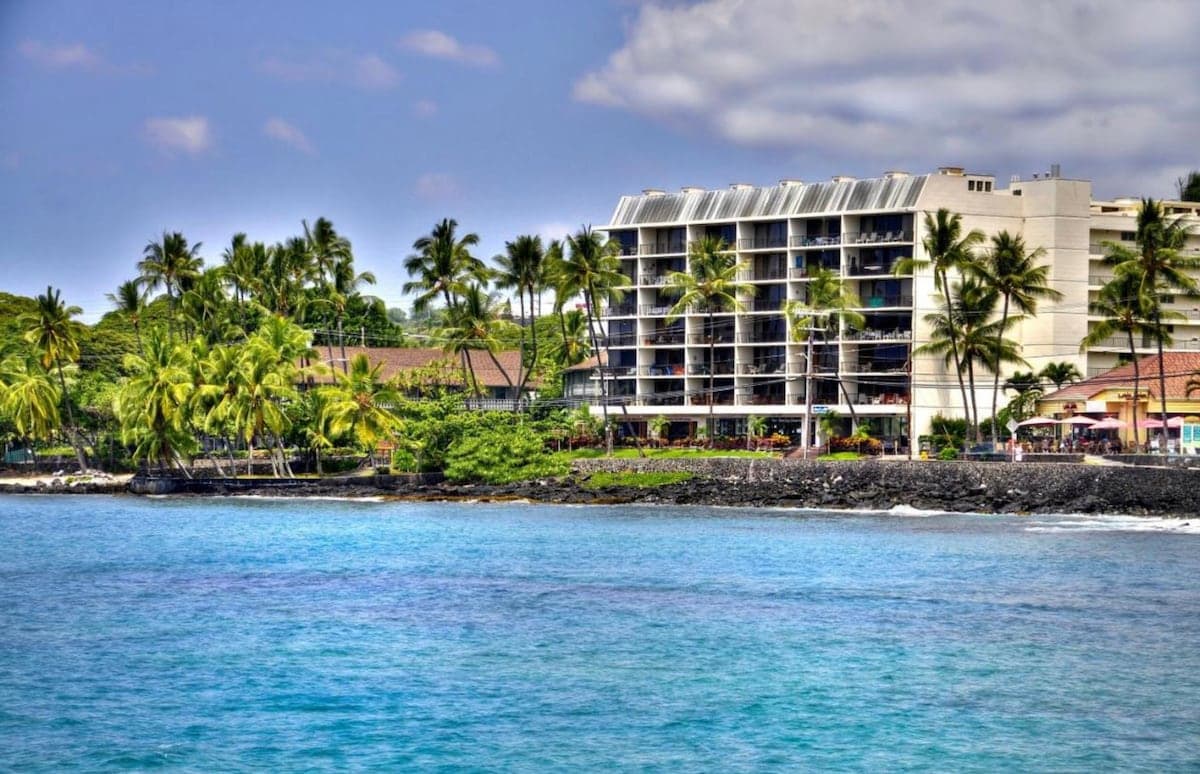 Condo in Kailua-Kona · ★4.8 · 1 bedroom · 2 beds · 2 shared baths - Photo 2