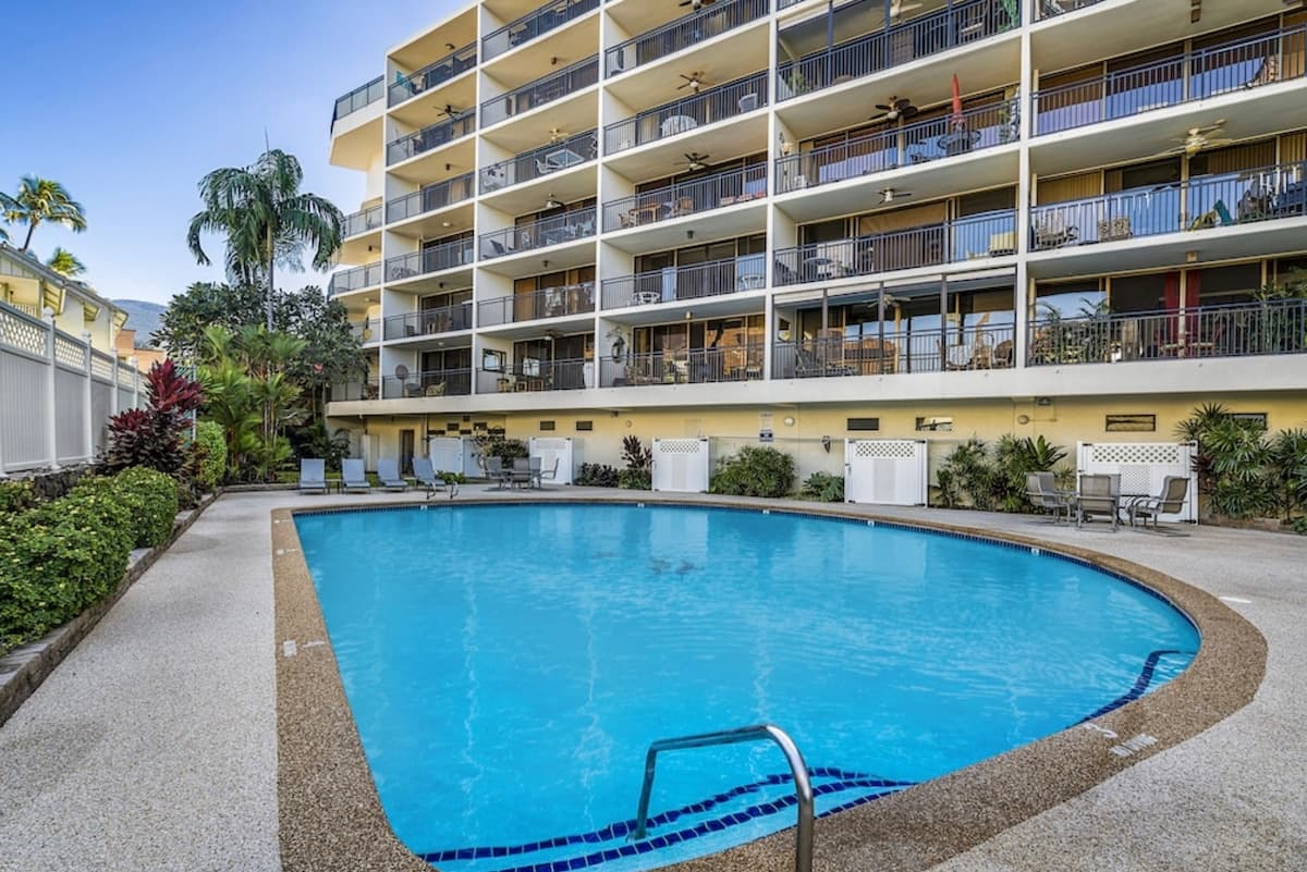 Condo in Kailua-Kona · ★4.8 · 1 bedroom · 2 beds · 2 shared baths - Photo 1