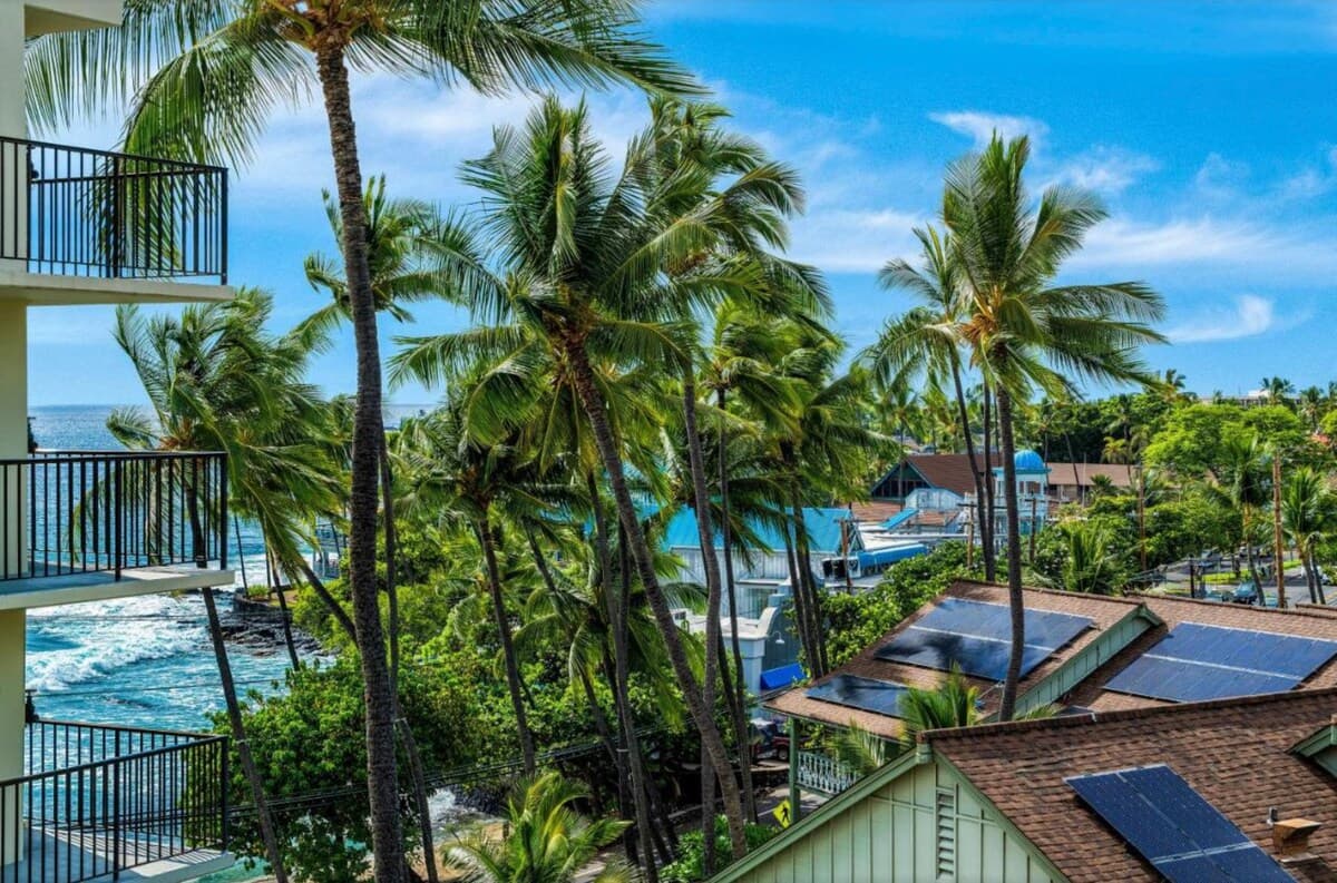 Condo in Kailua-Kona · ★4.8 · 1 bedroom · 2 beds · 2 shared baths - Photo 3