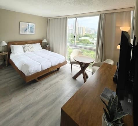 Condo in Honolulu · ★4.76 · Studio · 1 bed · 1 private bath - Photo 1
