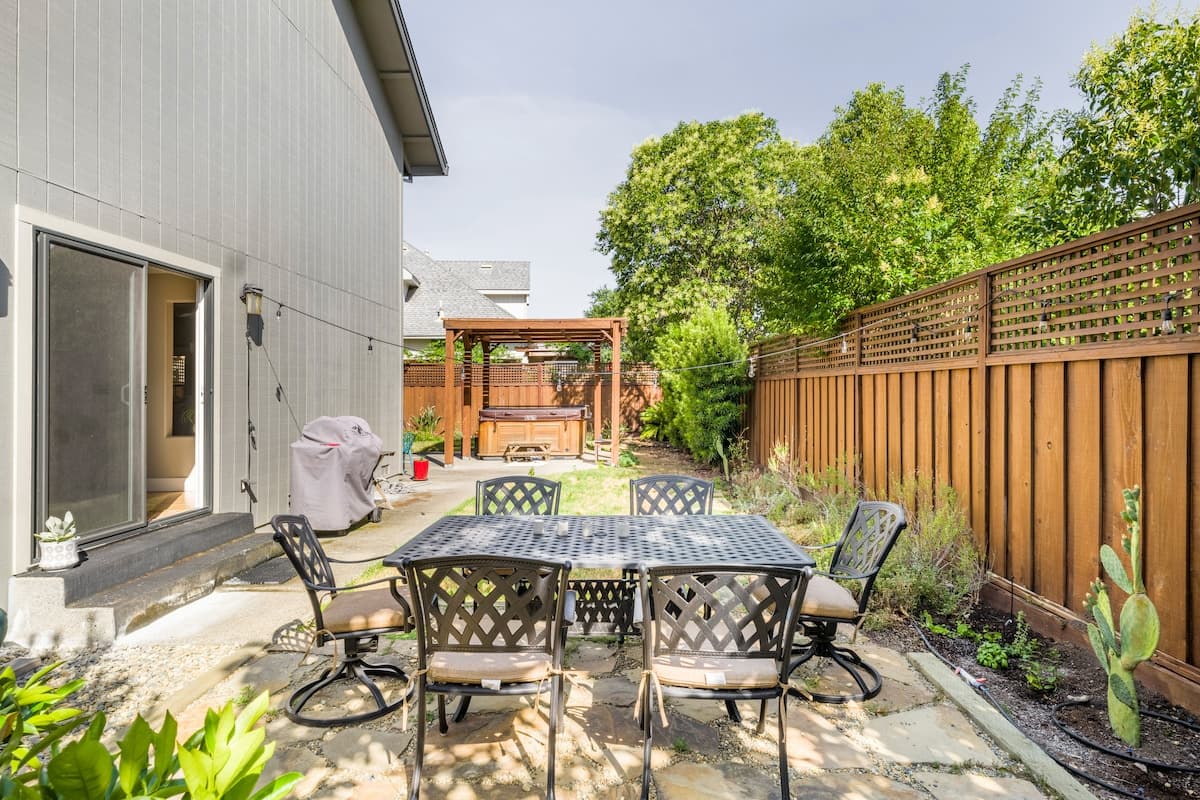 Home in St. Helena · ★5.0 · 3 bedrooms · 4 beds · 2.5 private baths - Photo 1