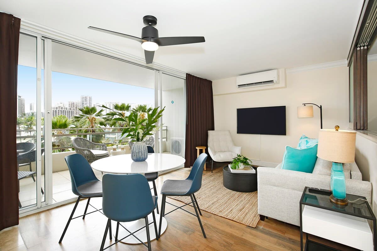 Condo in Honolulu · ★4.82 · 2 bedrooms · 3 beds · 1 private bath - Photo 3