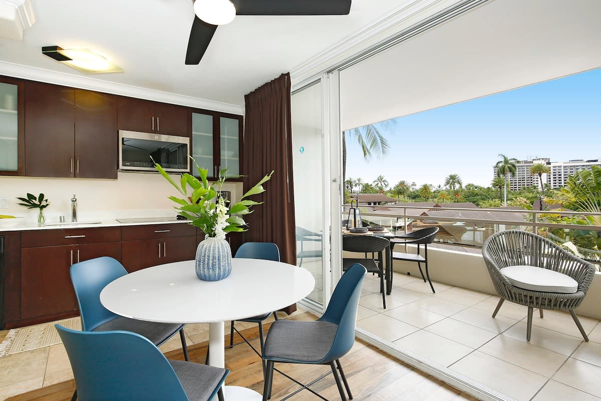Condo in Honolulu · ★4.82 · 2 bedrooms · 3 beds · 1 private bath - Photo 1