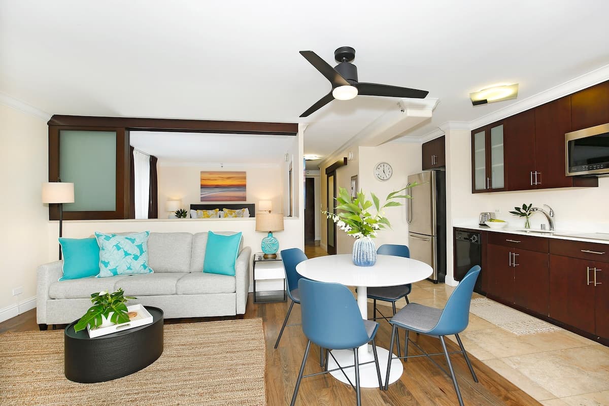 Condo in Honolulu · ★4.82 · 2 bedrooms · 3 beds · 1 private bath - Photo 2
