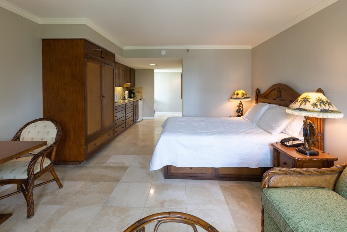 Condo in Honolulu · ★4.96 · Studio · 2 beds · 1 private bath - Photo 3