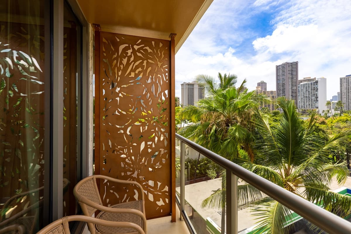 Condo in Honolulu · ★4.96 · Studio · 2 beds · 1 private bath - Photo 5