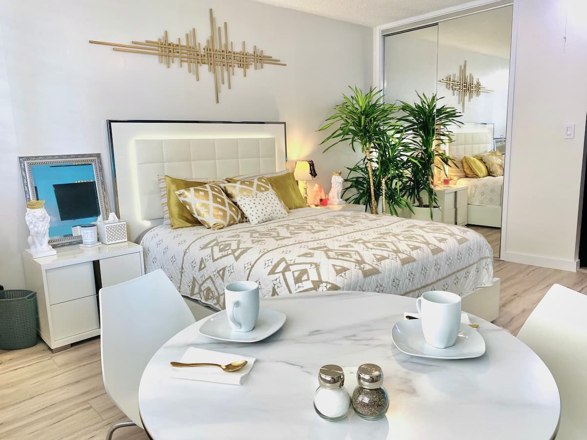 Condo in Honolulu · ★4.69 · Studio · 1 bed · 1 shared bath - Photo 3