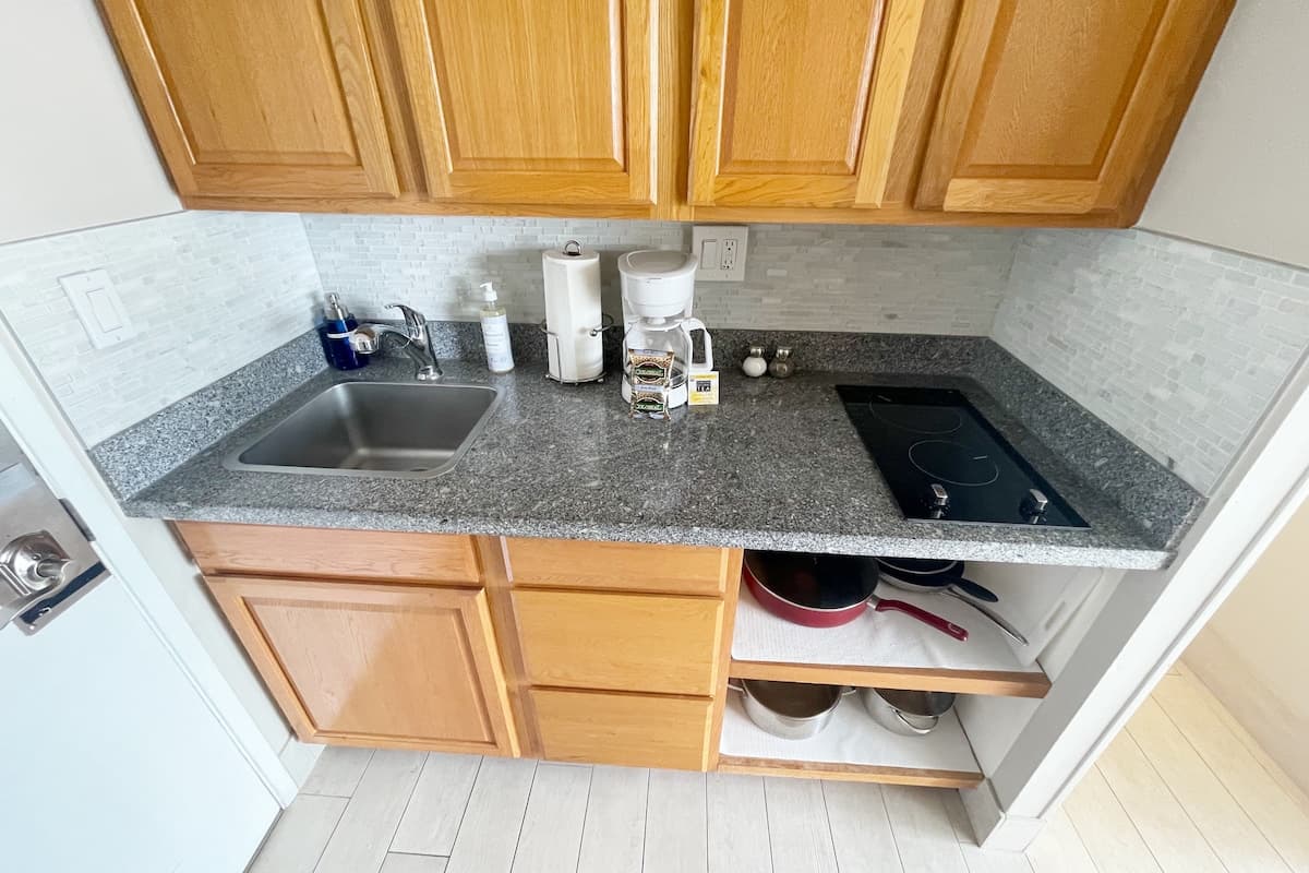Condo in Honolulu · ★4.93 · 1 bedroom · 1 bed · 1 private bath - Photo 1