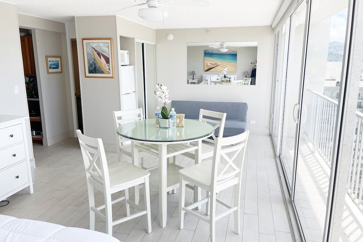 Condo in Honolulu · ★4.93 · 1 bedroom · 1 bed · 1 private bath - Photo 2