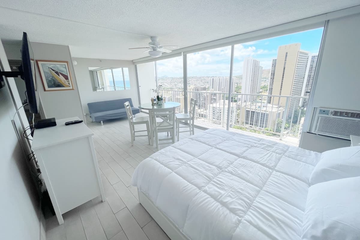 Condo in Honolulu · ★4.93 · 1 bedroom · 1 bed · 1 private bath - Photo 4