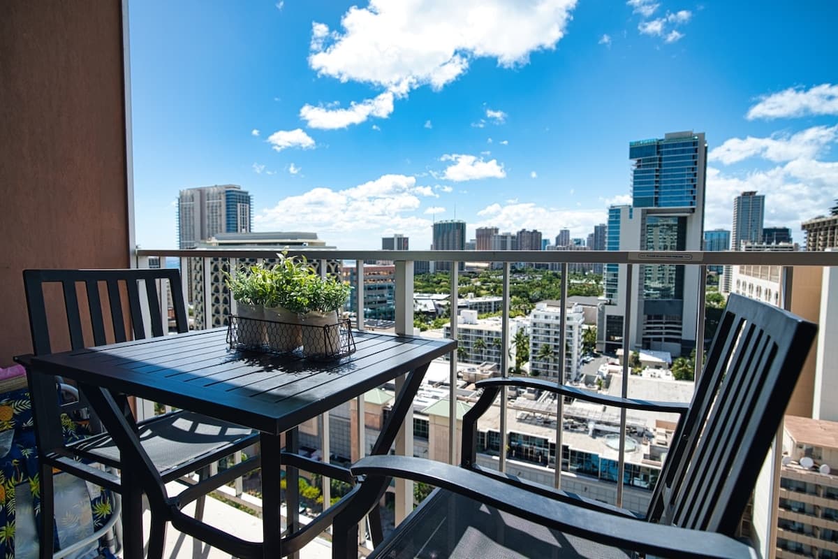 Comfy Studio in Heart of Waikiki with parking - Photo 4