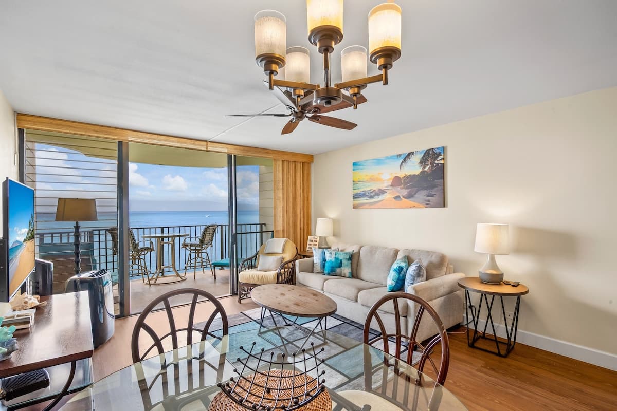 Condo in Lahaina · ★4.94 · 1 bedroom · 2 beds · 1 bath - Photo 4